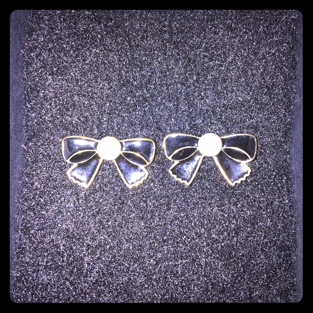 Adorable black enamel and pearl stud earrings!